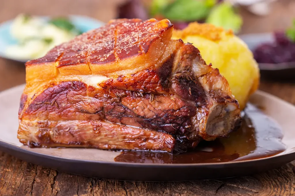 Fränkisches Schäufele auf einem Teller